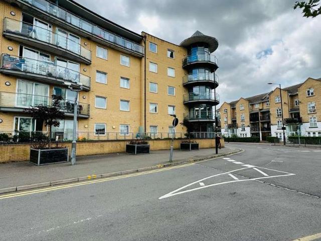 Flat for sale in London Borough of Hounslow, Greater London