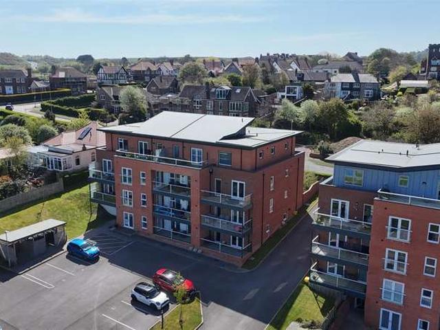 Flat for sale in South Cliff, Kepwick