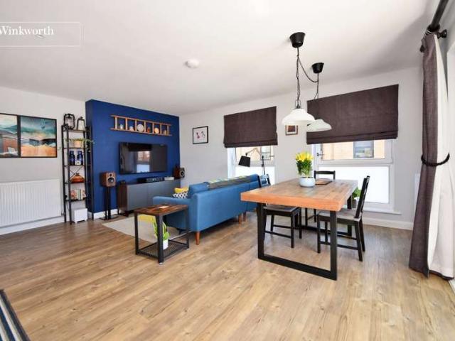 Flat for sale in Hackbridge, Greater London