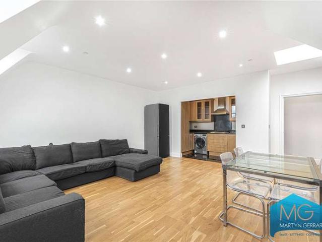 Flat for sale in Friern Barnet, Greater London