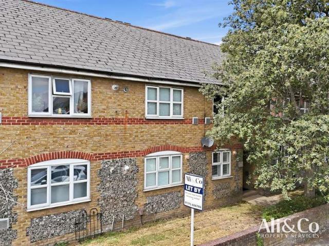 Flat for sale in Badgers Dene, Grays