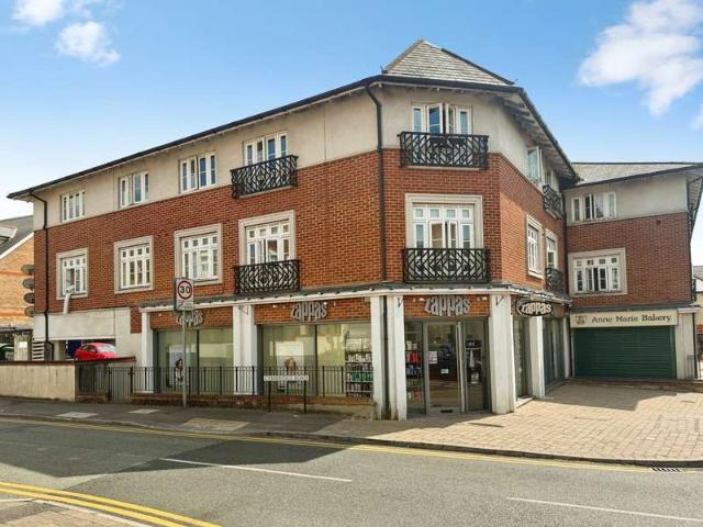 Flat for sale in Buckler's Park, Crowthorne