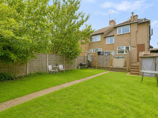 Flat for sale in Willesden Green, Greater London