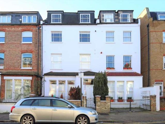 Flat for sale in Brownswood Park, Stoke Newington
