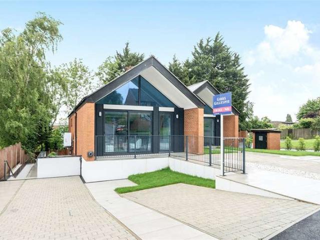 Flat for sale in Bushey, Bushey Heath