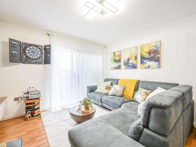 Flat for sale in Virginia Quay, Cat Hill