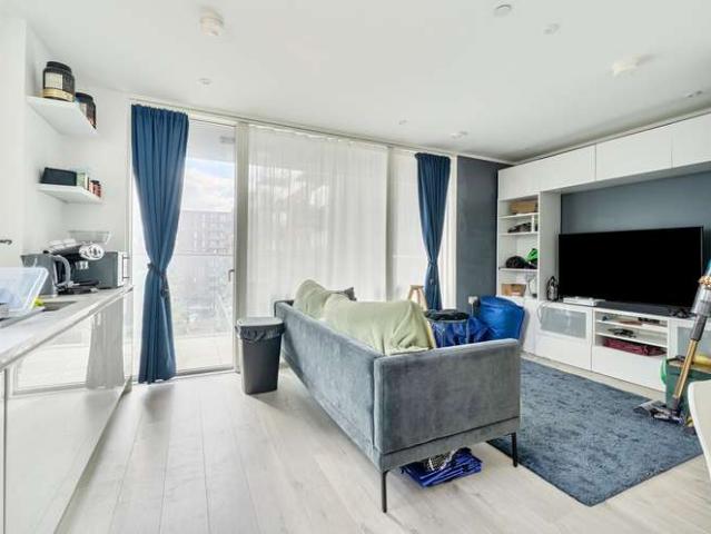 Flat for sale in Bromley-by-Bow, Greater London