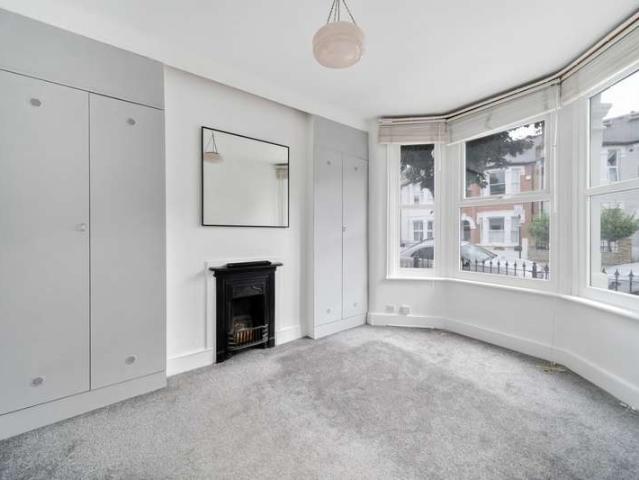 Flat for sale in Earlsfield, Greater London