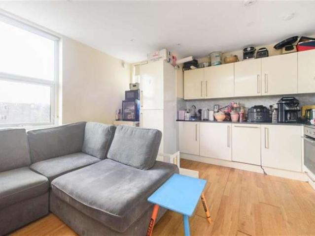 Flat for sale in Brent Cross, Greater London