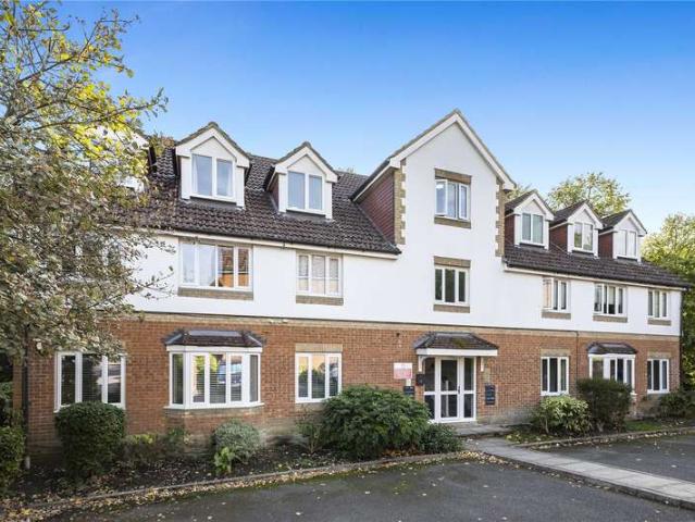 Flat for sale in Knaphill, Woking