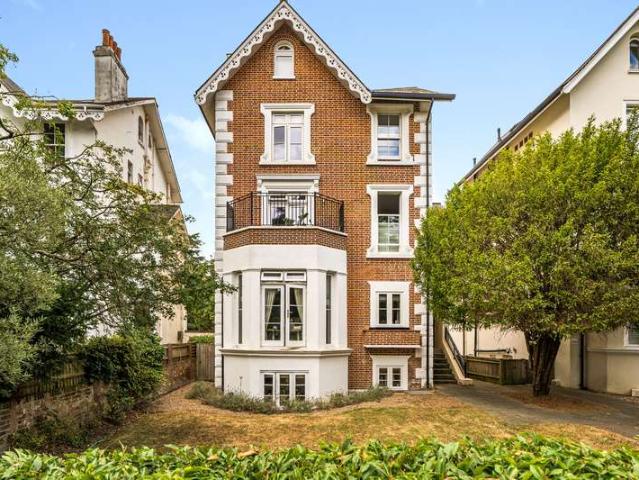 Flat for sale in Surbiton, Greater London