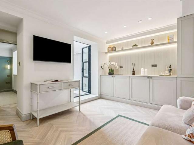Flat for sale in Battersea, Greater London