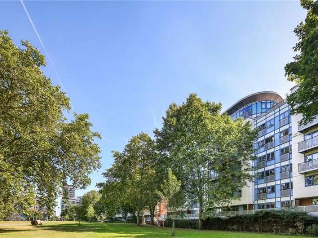 Flat for sale in Globe Town, Greater London