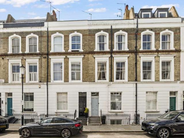 Flat for sale in Earl's Court, Greater London