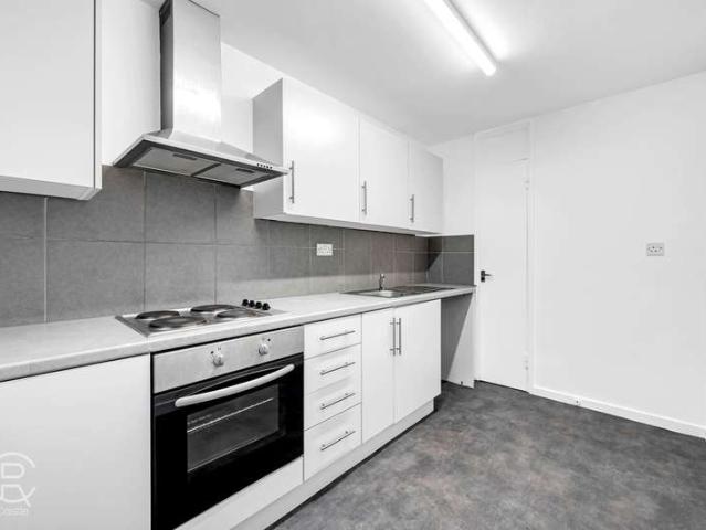 Flat for sale in London Borough of Ealing, Greenford