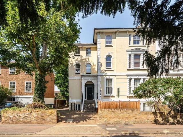 Flat for sale in Surbiton, Greater London