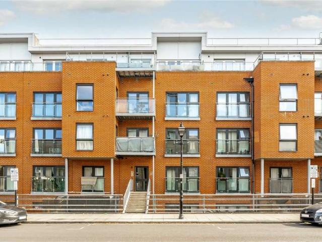 Flat for sale in Old Ford, Greater London