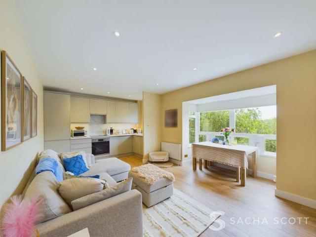Flat for sale in Worcester Park, Greater London