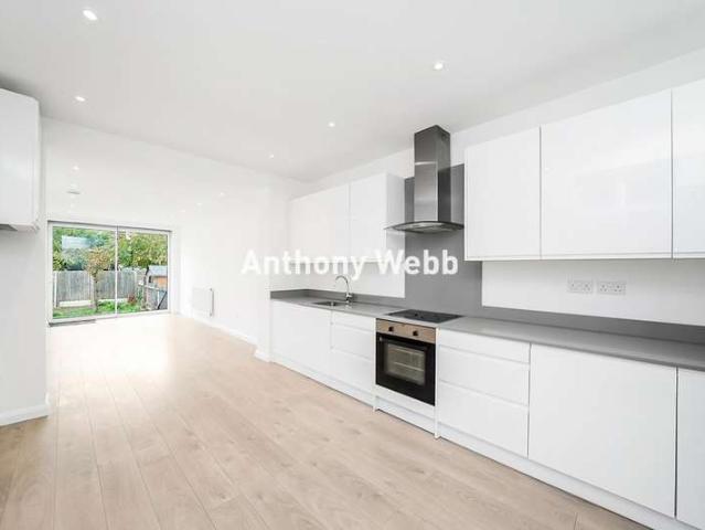 Flat for sale in Palmers Green, Greater London