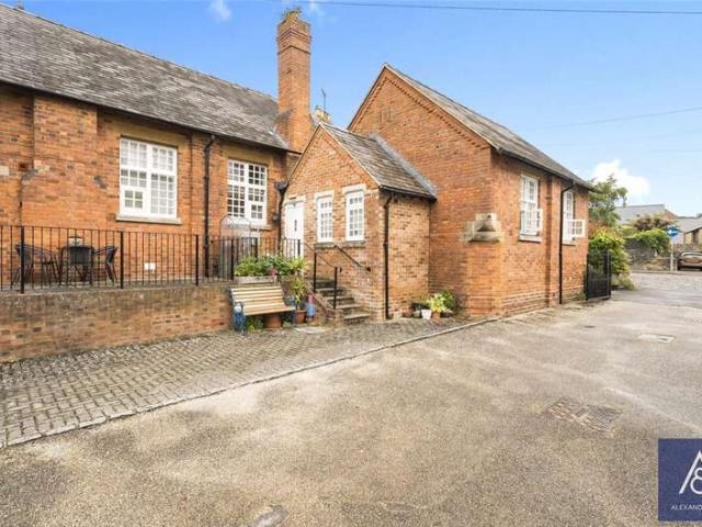 Flat for sale in Brackley, Northamptonshire