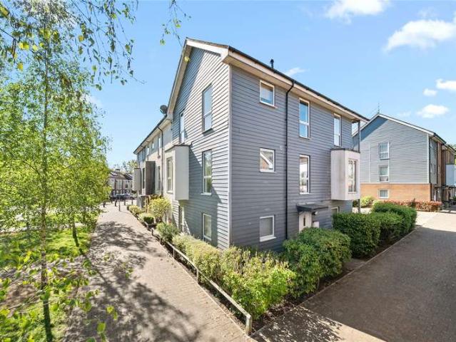 Flat for sale in Row Town, Surrey