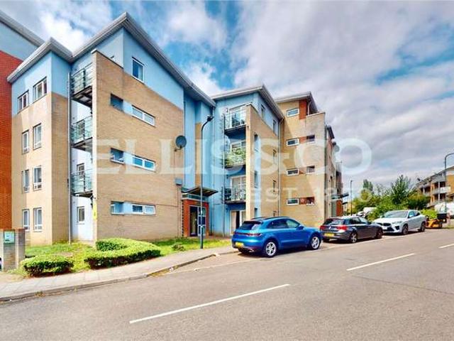 Flat for sale in Preston, Greater London