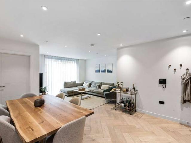 Flat for sale in St. George in the East, Greater London