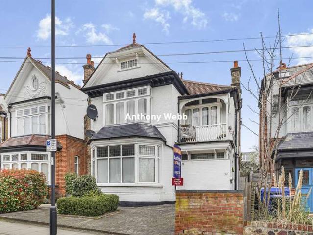 Flat for sale in Winchmore Hill, Edmonton