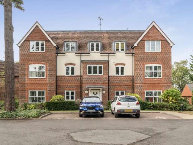 Flat for sale in Heol-las, Surrey