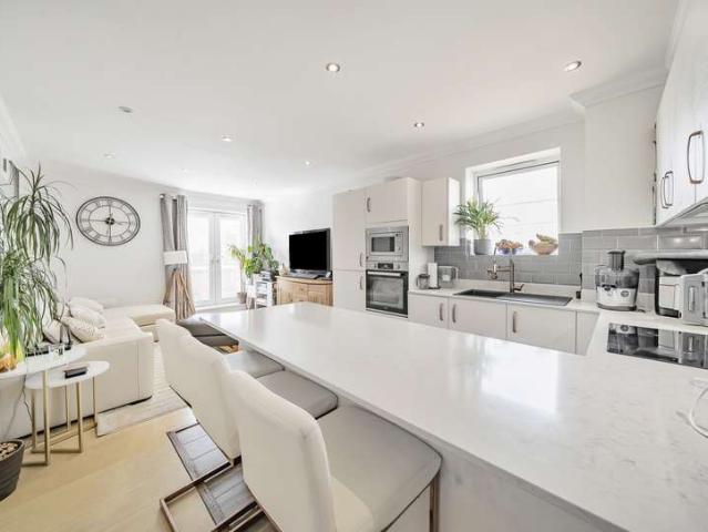 Flat for sale in Woodcote Green, Greater London
