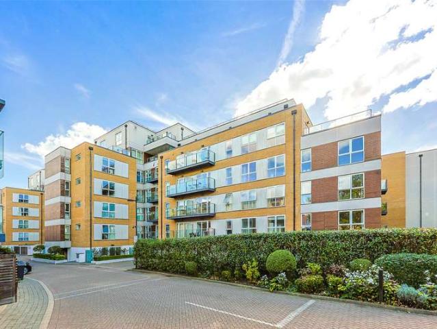 Flat for sale in London Borough of Ealing, Greater London