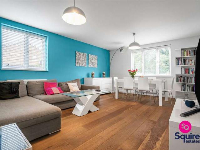 Flat for sale in Mill Hill, Greater London