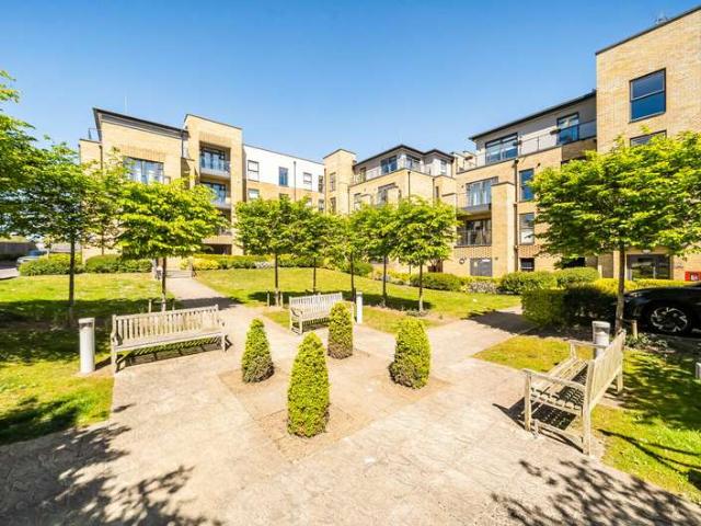 Flat for sale in Easthampstead, Bracknell