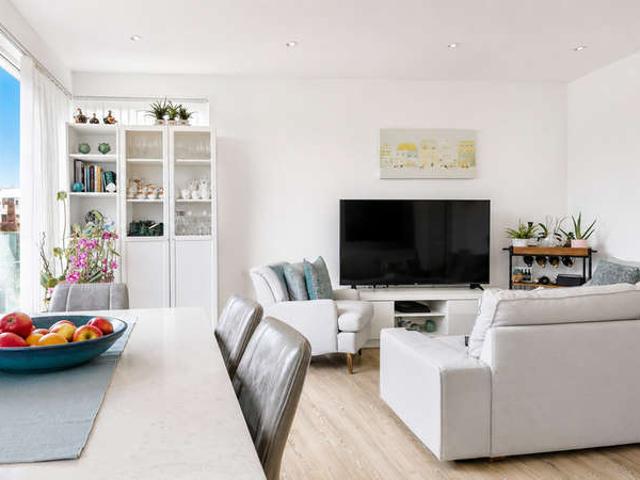 Flat for sale in Harlesden, Greater London