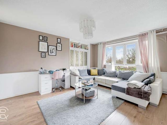 Flat for sale in London Borough of Ealing, Greater London