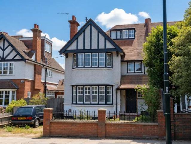 Flat for sale in Hampton Hill, Greater London