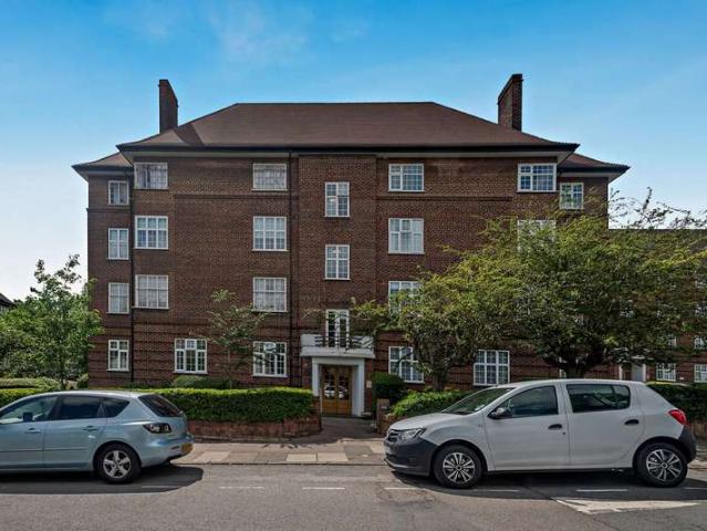 Flat for sale in Preston, Greater London