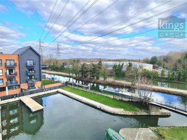 Flat for sale in Broxbourne, Hertfordshire