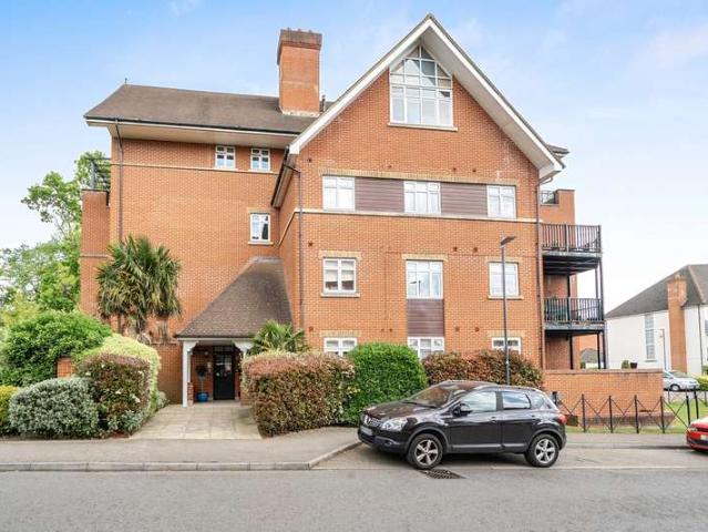 Flat for sale in Little Stanmore, Greater London