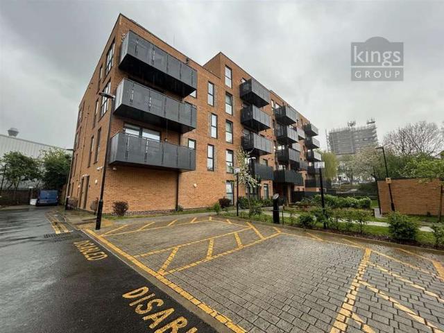 Flat for sale in Chingford, Highams Park