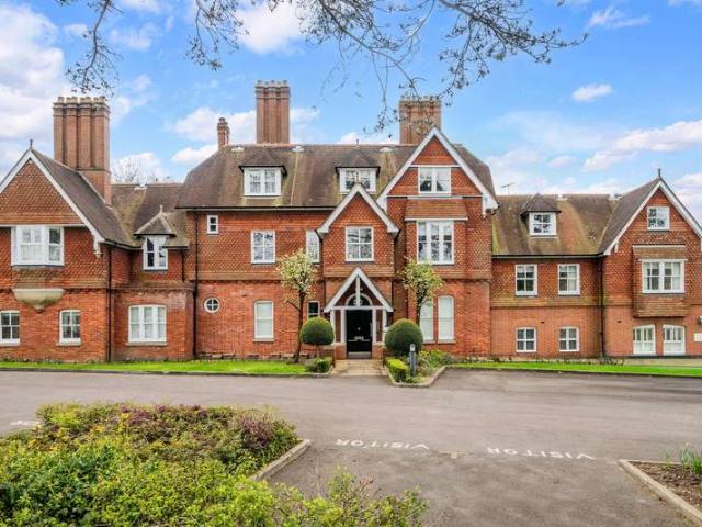 Flat for sale in Red Hill, Surrey