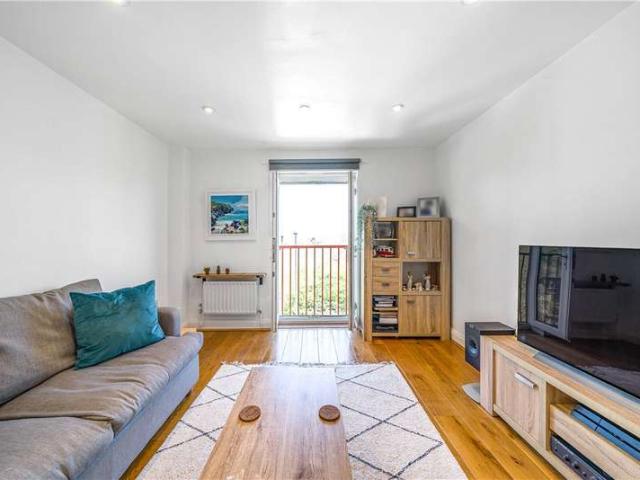 Flat for sale in London Borough of Ealing, Perivale