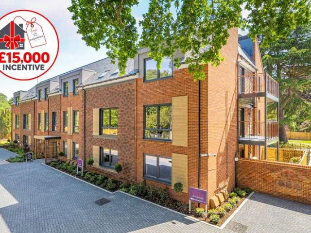 Flat for sale in Horsell, Woking