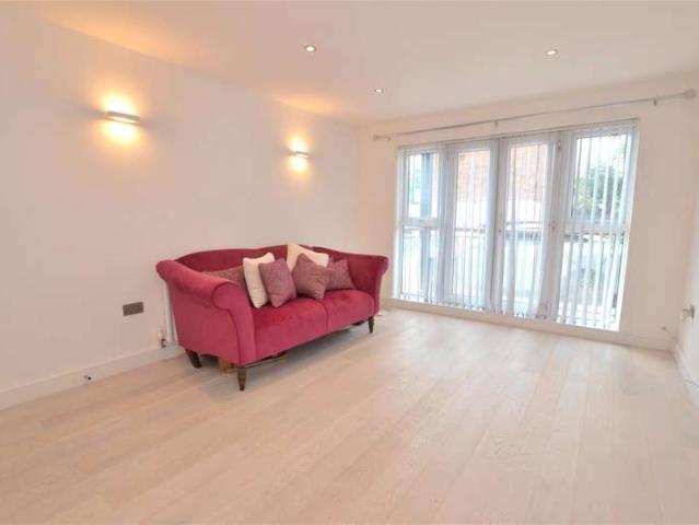 Flat for sale in Brunswick Park, Greater London
