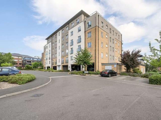 Flat for sale in Easthampstead, Bracknell