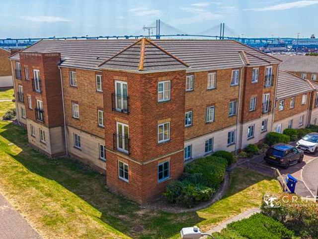 Flat for sale in Purfleet, Essex