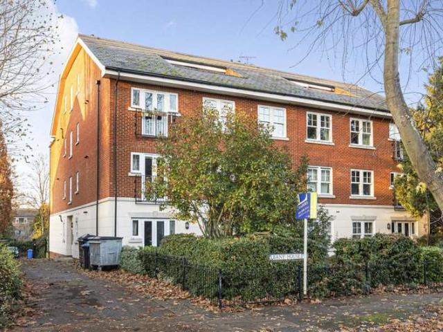 Flat for sale in Surbiton, Greater London