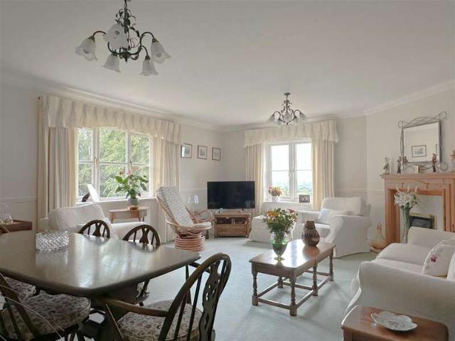 Flat for sale in Nutfield, Nutfield
