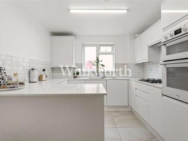 Flat for sale in Palmers Green, Greater London