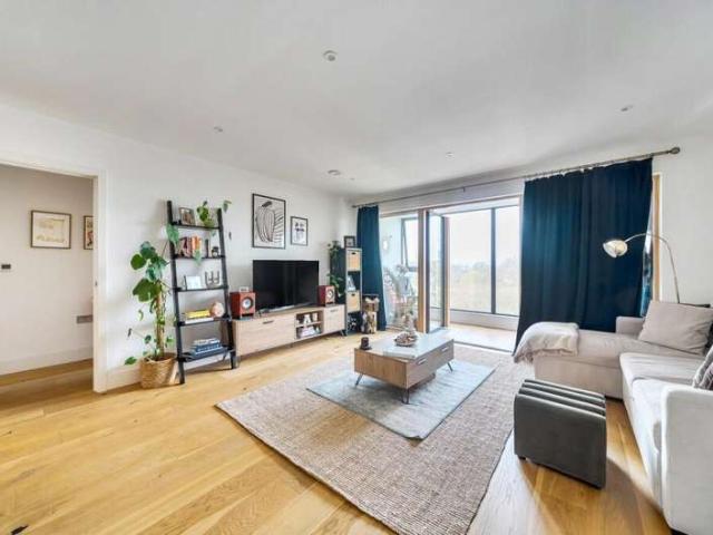 Flat for sale in London Borough of Merton, Collier's Wood